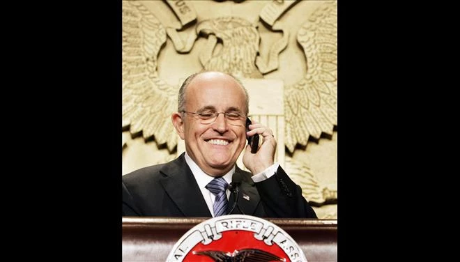 Τζουλιάνι: Στα… τέσσερα εκλιπαρούσε ο Κιμ για τη σύνοδο κορυφής